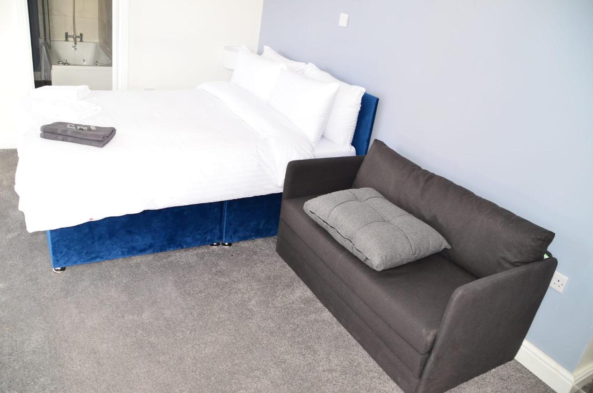 Blok 3 -Jacuzzi Suites, Apartment & Ensuite Rooms Блекпул Екстериор снимка