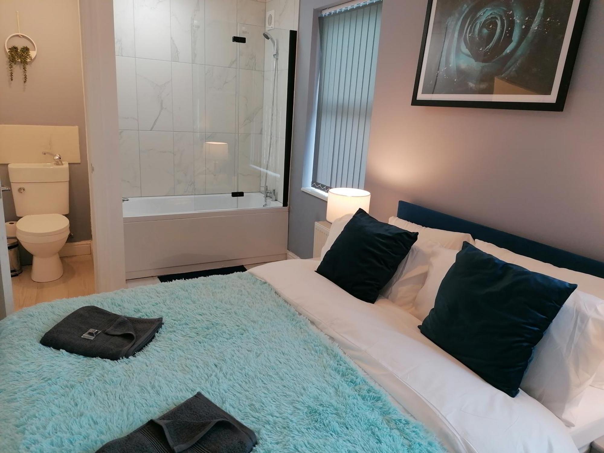Blok 3 -Jacuzzi Suites, Apartment & Ensuite Rooms Блекпул Екстериор снимка